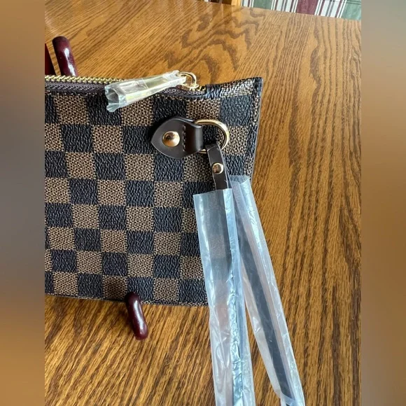 Fashion Checkered Brown Clutch / wristlet - NWOT - made of quality material . - Picture 9 of 12